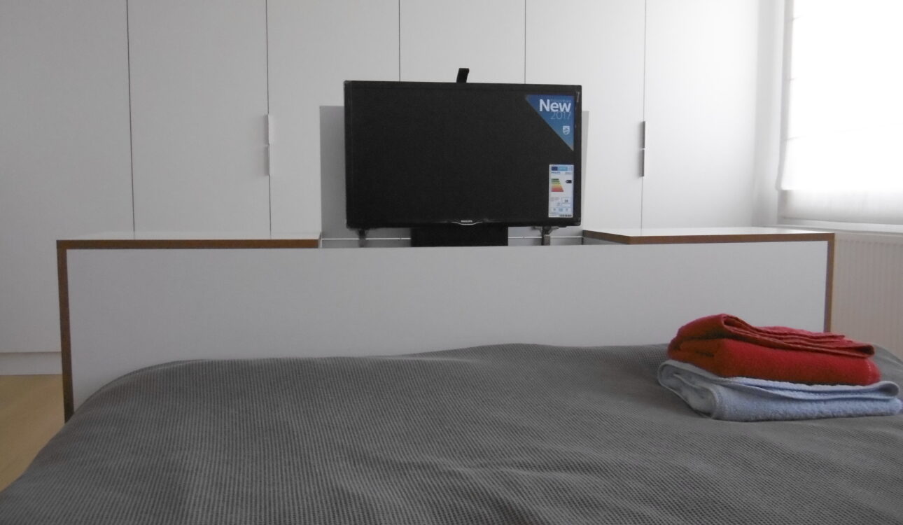 Meuble tv escamotable en bout de lit