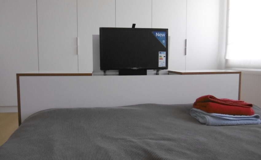 Meuble tv escamotable en bout de lit