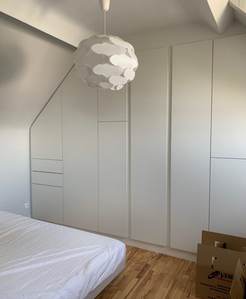 Sur cette deuxième photo, nous voyons également le dressing avec les portes fermées mais cette fois ci d'un autre angle.