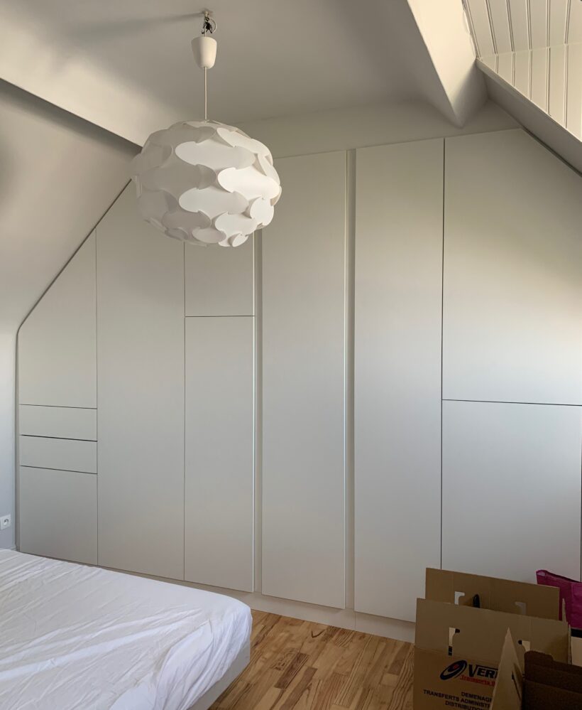 Sur cette photo, on voit le dressing avec les portes fermées.