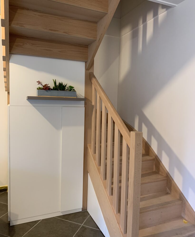 meuble sur mesure sous un escalier quart tournant