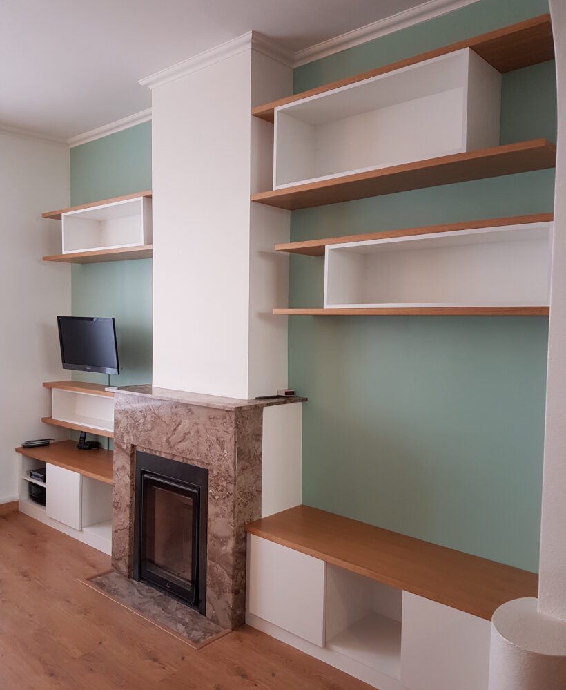 Composition de meuble sur mesure autour d'une cheminée