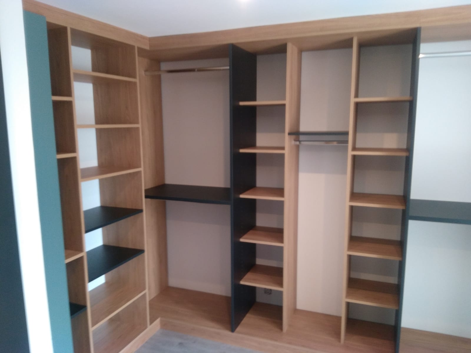 Dressing ouvert dans une pièce de rangement