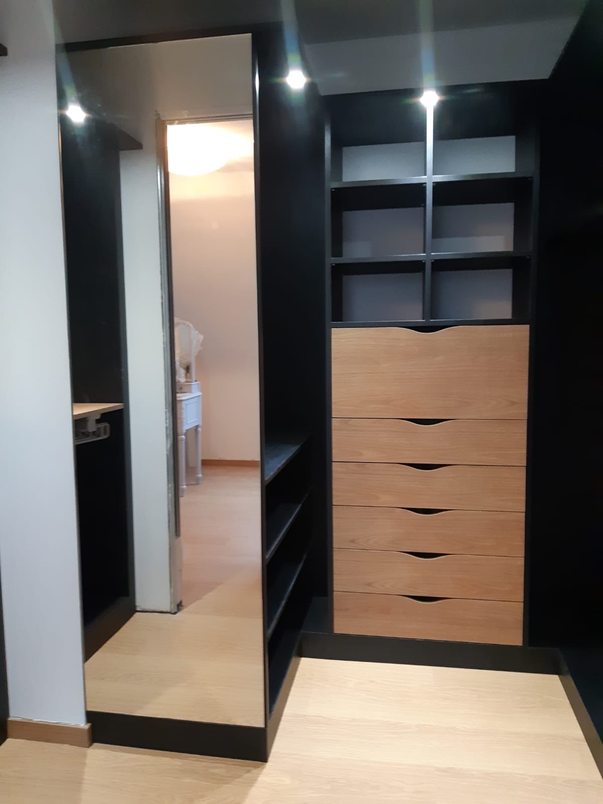 Dressing ouvert en noir et bois