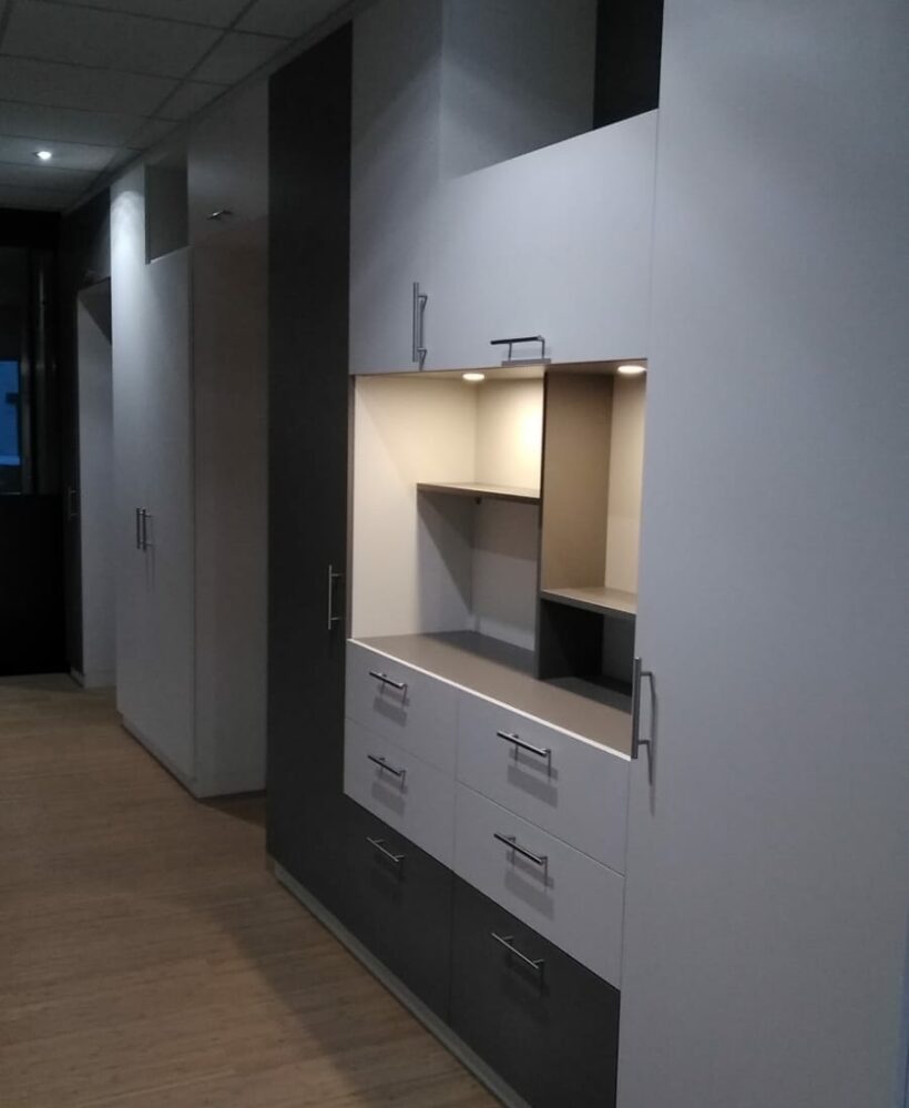 Ensemble de meuble sur mesure installé dans une agence immobilière