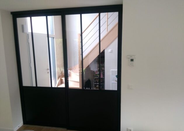 Séparation de pièces coulissante type verrière avec une verrière fixe