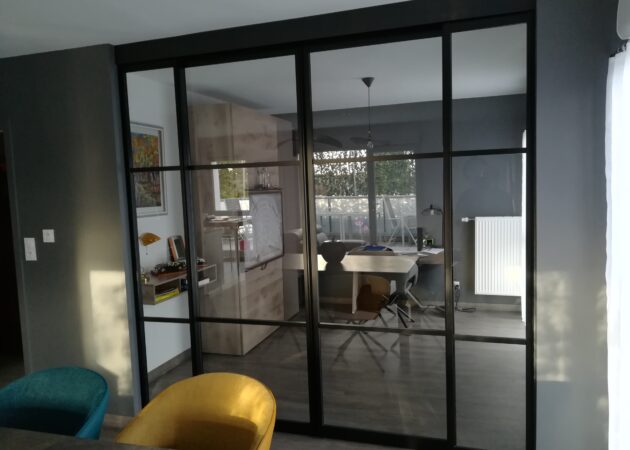 Séparation de pièces coulissante type verrière avec deux verrières fixes