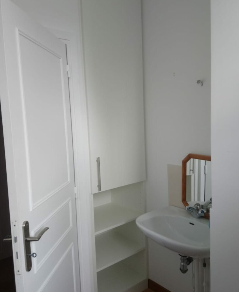 Agencement d'un petit placard dans une salle de bain