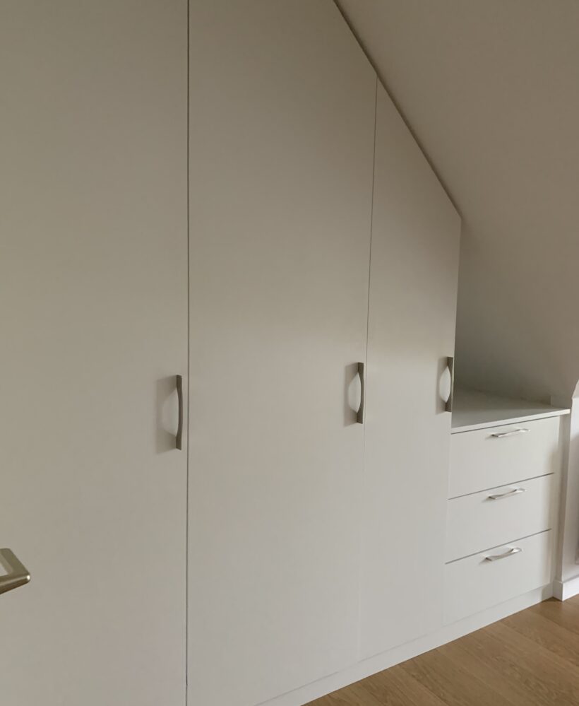 Placard sous mansarde avec niche décorative