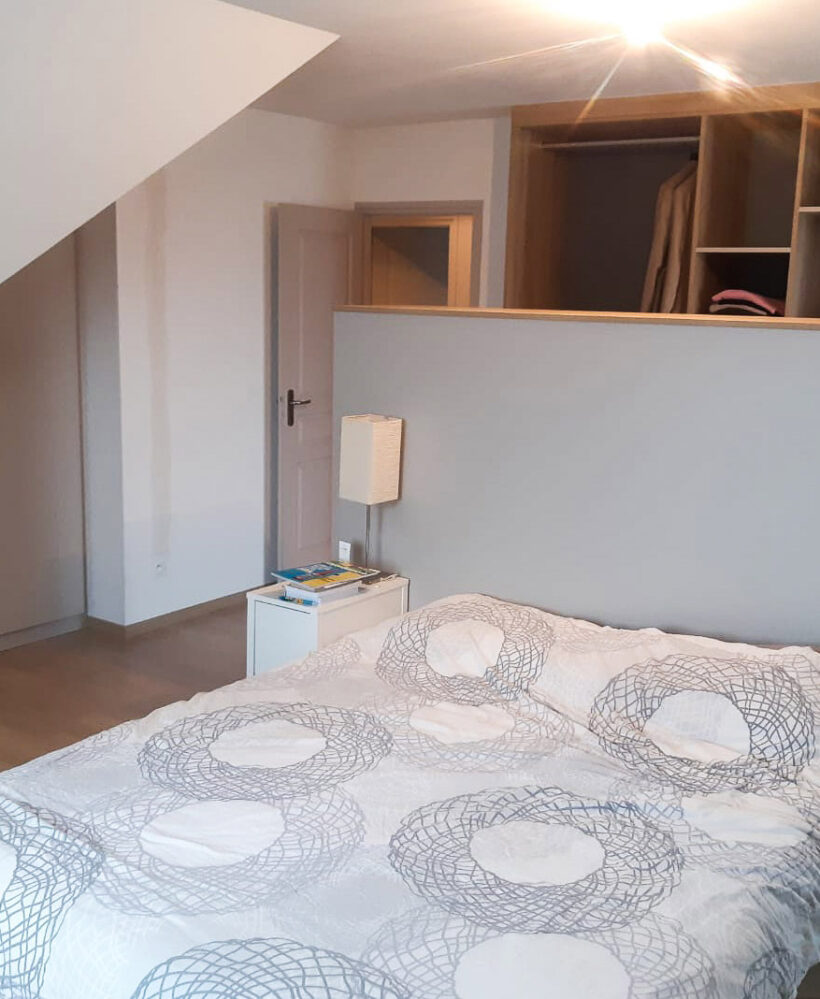 Aménagement d’une chambre avec dressing et placard sous pente sur mesure