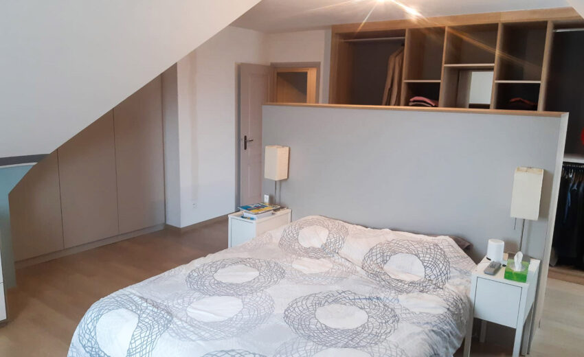 Aménagement d’une chambre avec dressing et placard sous pente sur mesure