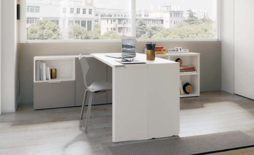 Sur cette troisième photo, on voit le bureau qui est modulable et représente un gain d'espace.